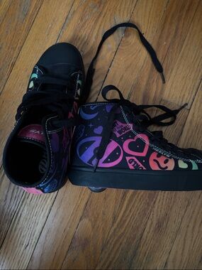 Heelys Black Skate Shoe with Pink Sole and Purple Graphic